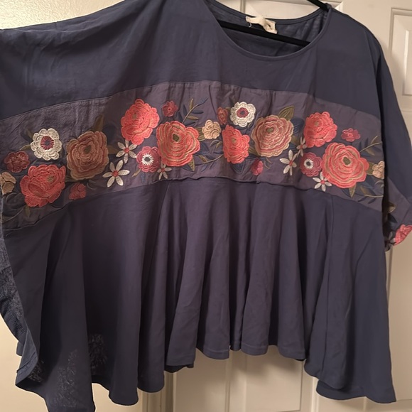 Cute oversized embroidered top - Picture 3 of 5